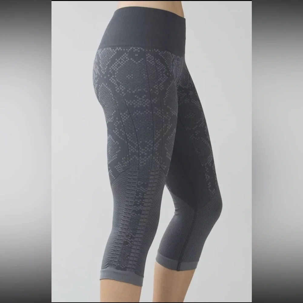 Lululemon Grey In The Flow Crop II
